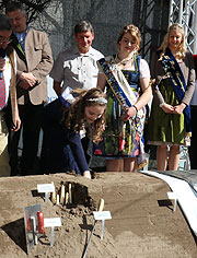 Spargelsnstich auf dem Schrobenhausener Spargelmarkt  (©Foto: Martin Schmitz)